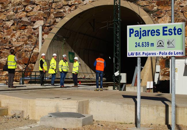 Trabajos en la entrada del túnel de más de 24 kilómetros que salva el Puerto de Pajares.