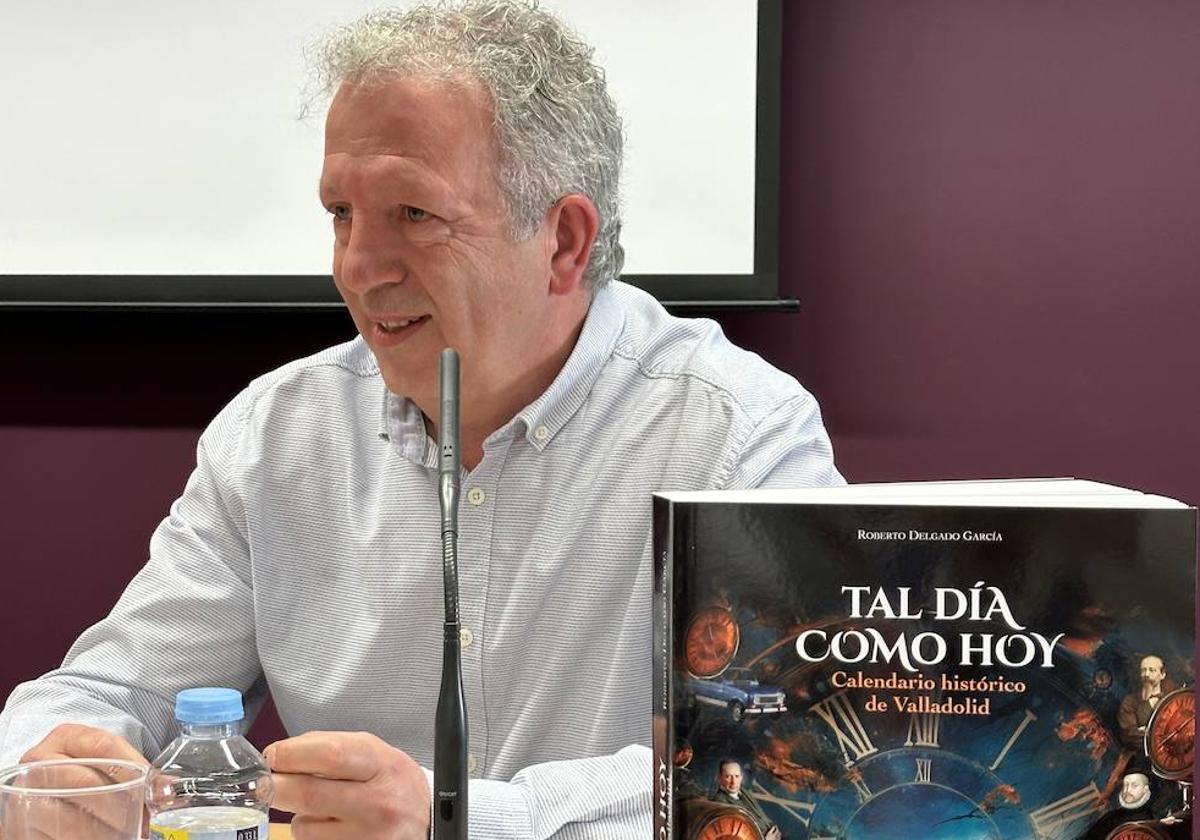 Roberto Delgado, durante la presentación del calendario histórico en la Casa Revilla.