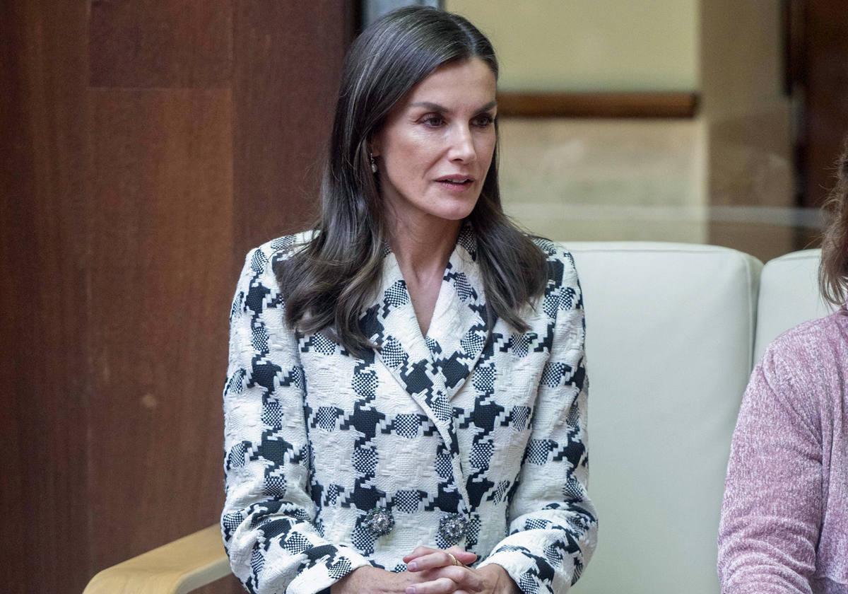 La Reina Letizia con su chaqueta de la desaparecida firma de Inditex 'Uterqüe'.