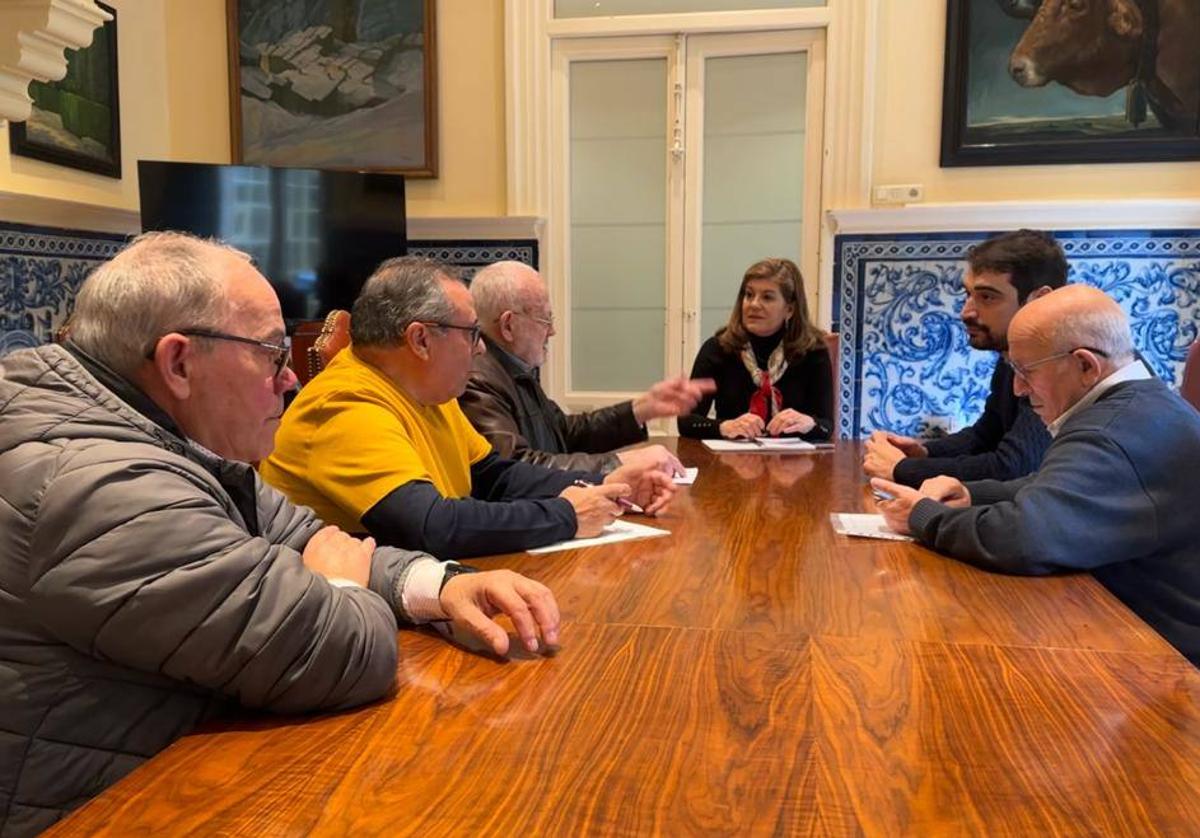 Reunión entre los vecinos de la asociación de Nueva Segovia y concejales del Ayuntamiento.