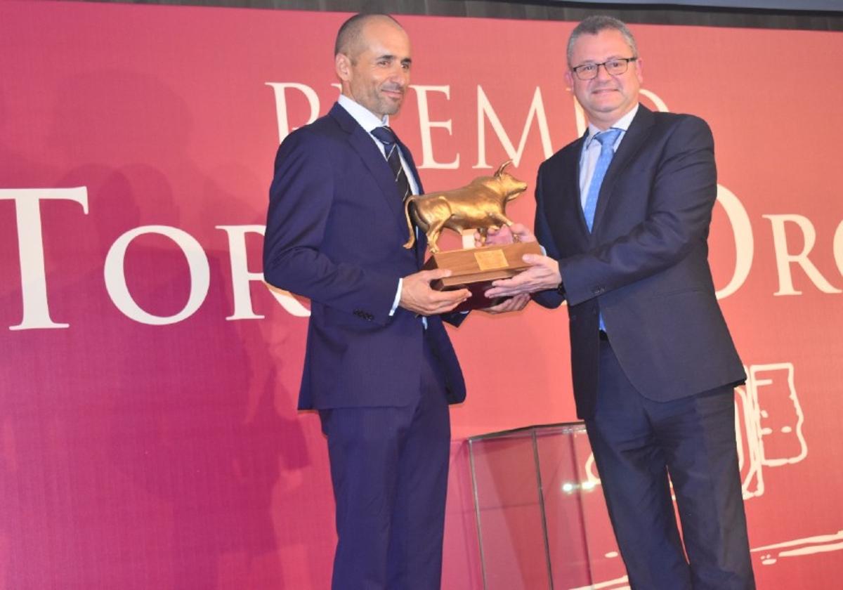 Gerardo Dueñas entrega el Toro de Oro.