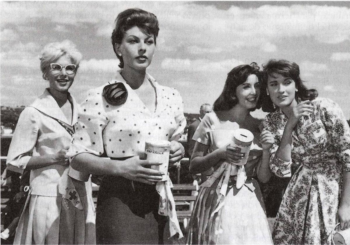 Imagen principal - En la imagen superior, en una escena de 'Las chicas de la Cruz Roja', película de 1958 protagonizada por Concha Velasco, Katia Loris, Luz Márquez, Mabel Karr y Tony Leblanc. A la izquierda, besando el Goya de Honor que recibió, por su trayectoria artística, en 2013. Y sobre estas líneas, en el Teatro Calderón en una de sus últimas apariciones en público.