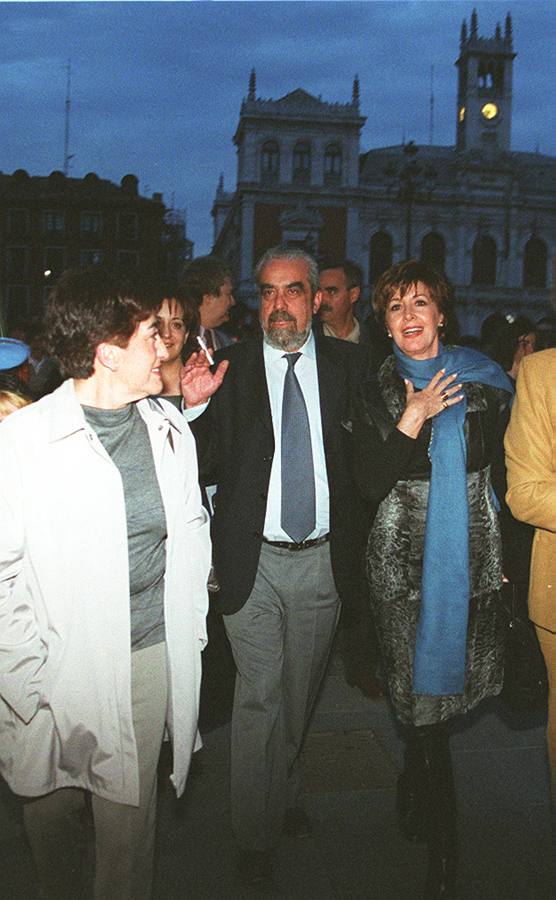 Concha Velasco junto a los candidatos del PSOE por Valladolid, Tomás Rodríguez Bolaños, Cristina Agudo e Iratxe García, paseando por la Plaza Mayor en el año 2000