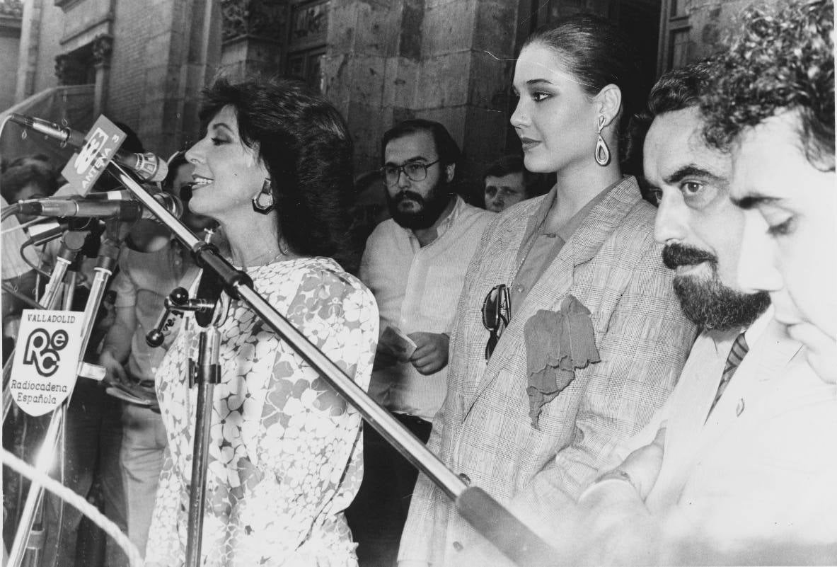 01.09.85 Concha Velasco, Juncal Rivero y Tomás Rodríguez Bolaños, en el pregón de las Fiestas de San Mateo, en Valladolid.