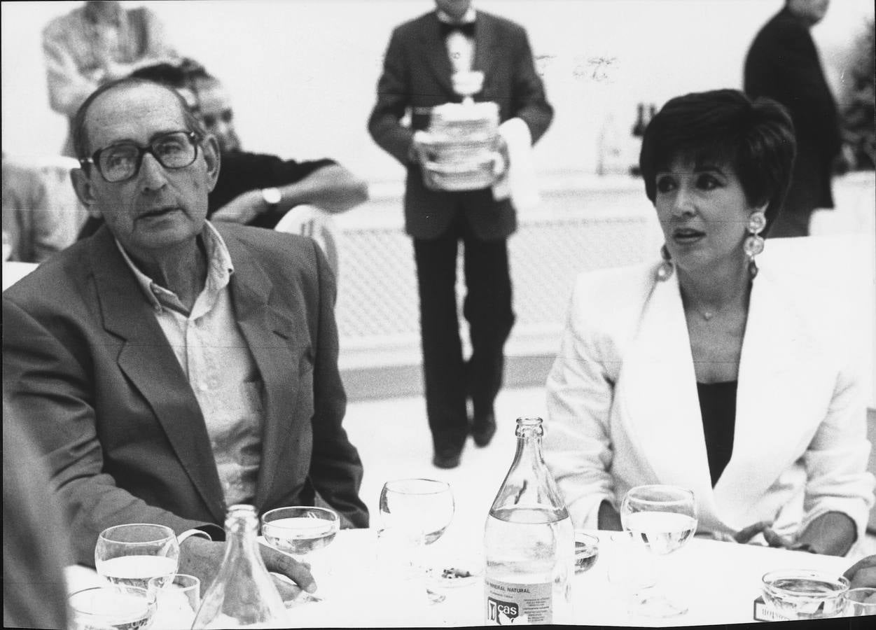 20.09.91 El escritor Miguel Delibes y la actriz Concha Velasco en la entrega de los Premios de Teatro del Hotel Meliá Parque. Delibes fue galardonado con el premio al mejor autor.