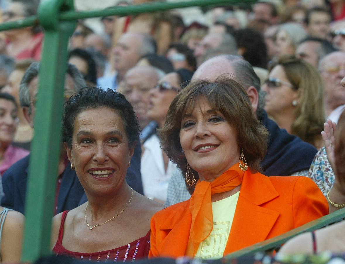 La actriz vallisoletana Concha Velasco, junto a Irene Santamaría, en contrabarrera del tendido ocho en la quinta corrida de la feria de la Virgen de San Lorenzo de Valladolid