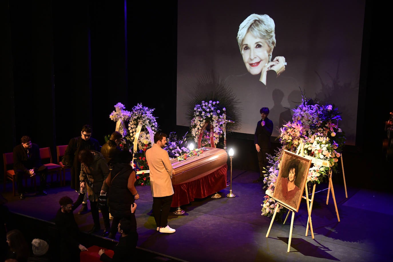 Desde la una y media de tarde ha sido incesante el desfile de amigos de Concha Velasco por el teatro La Latina.