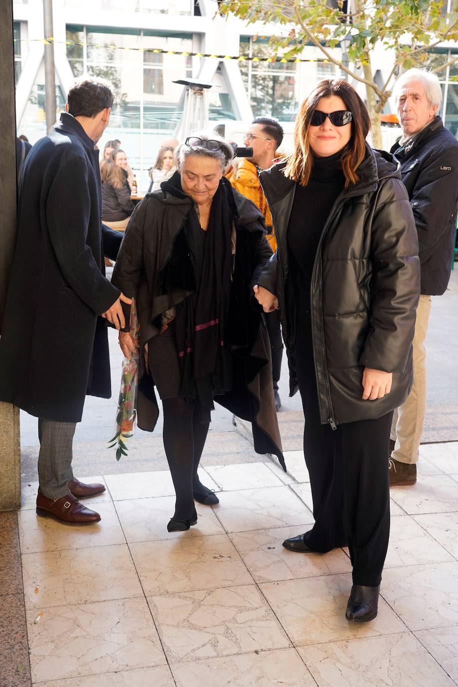 Elena Benarroch llega a la capilla ardiente de Concha Velasco.