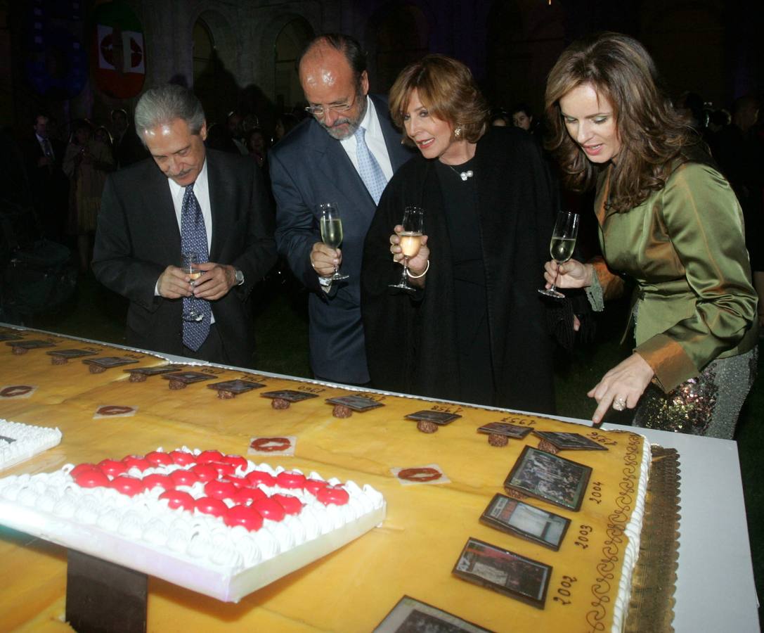 Juan Carlos Frugone, Javier León de la Riva, Concha Velasco y Silvia Clemente miran la tarta del aniversario en la gala de clausura de la 50 Seminci