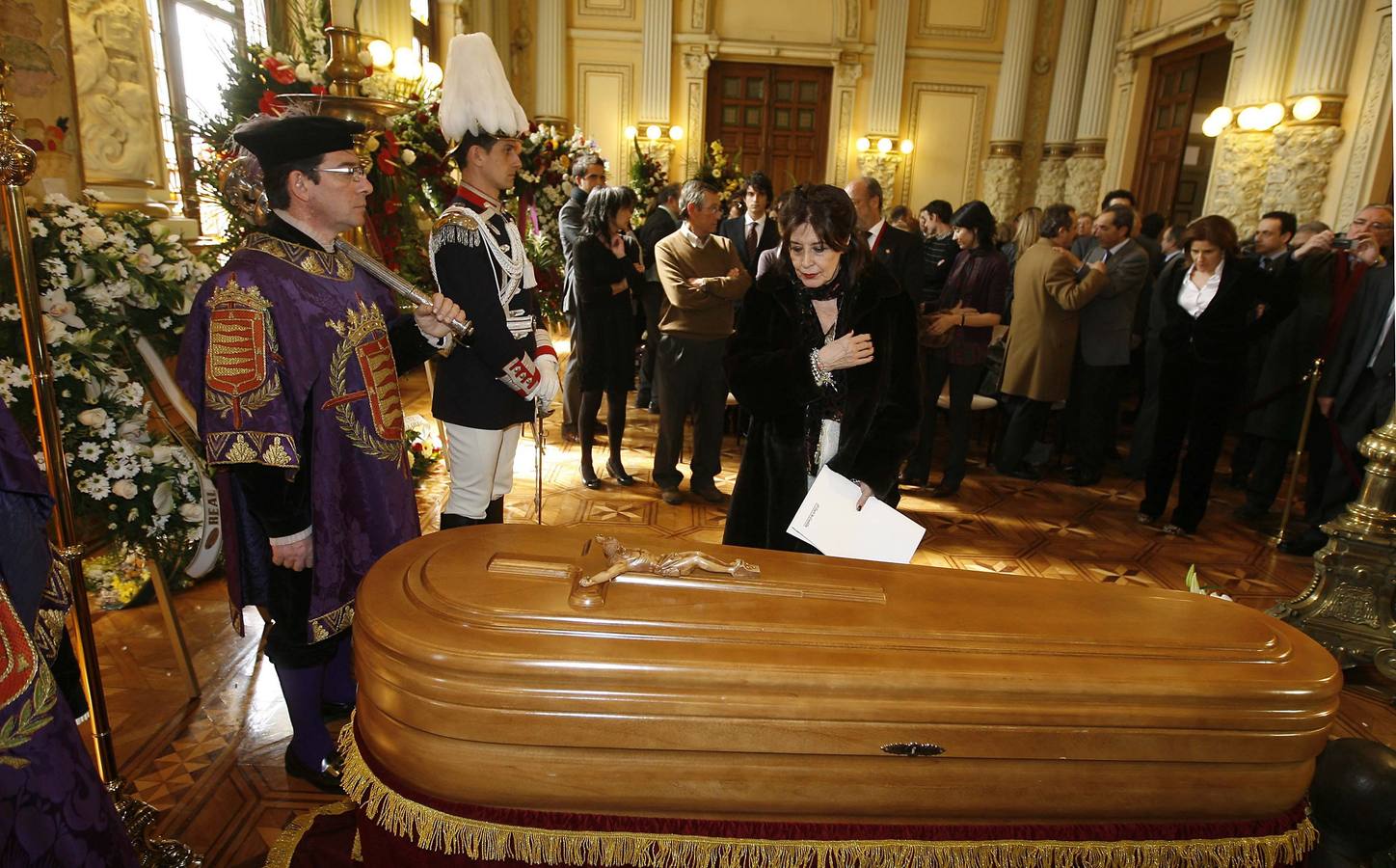 La actriz Concha Velasco en la capilla ardiente del escritor Miguel Delibes instalada en la salón de recepciones del Ayuntamiento de Valladolid en 2010