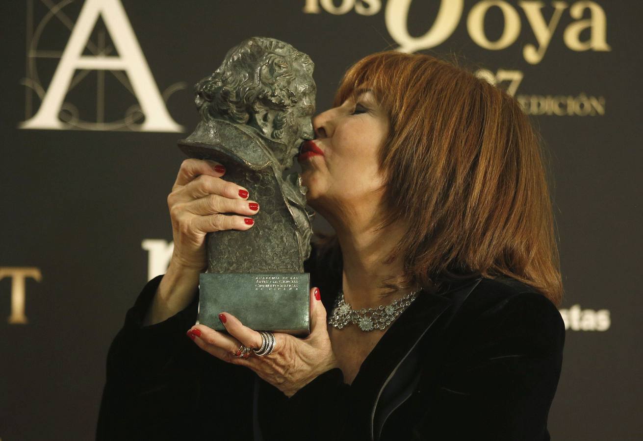 17.02.13 Besa el Goya de Honor que recibió, por su trayectoria artística, en la XXVII edición de los Premios de la Academia de Cine española.