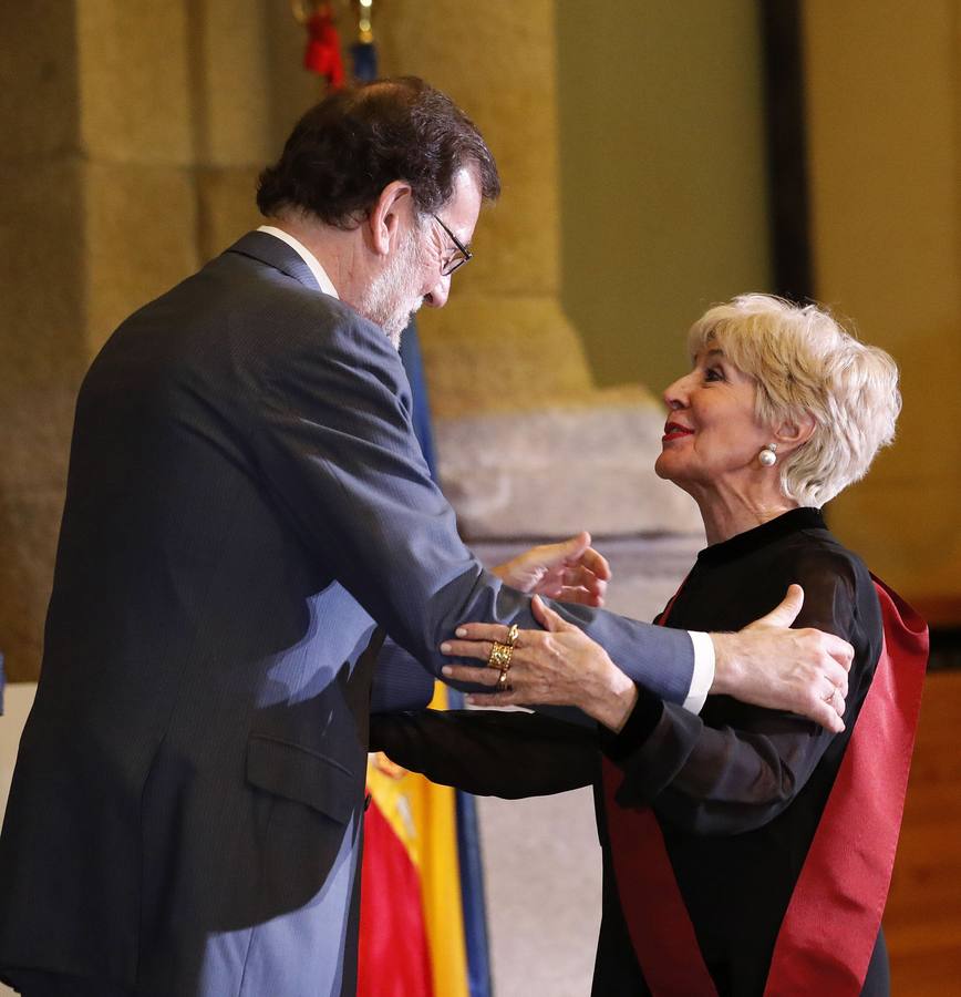 Recibiendo la Gran Cruz de Alfonso X el Sabio de manos de Mariano Rajoy, presidente de Gobierno en febrero de 2017.