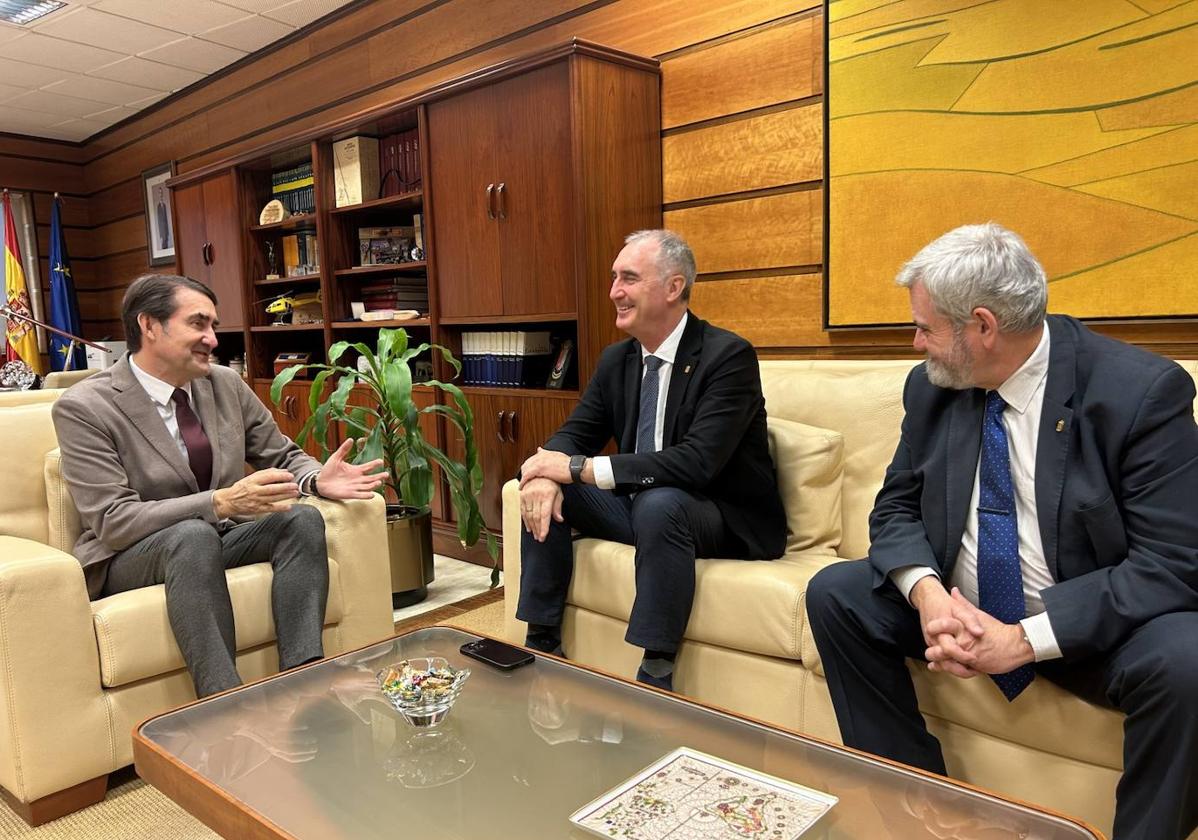 El consejero de Medio Ambiente, Vivienda y Ordenación del Territorio, Juan Carlos Suárez-Quiñones, junto al alcalde de Segovia, José Mazarías.