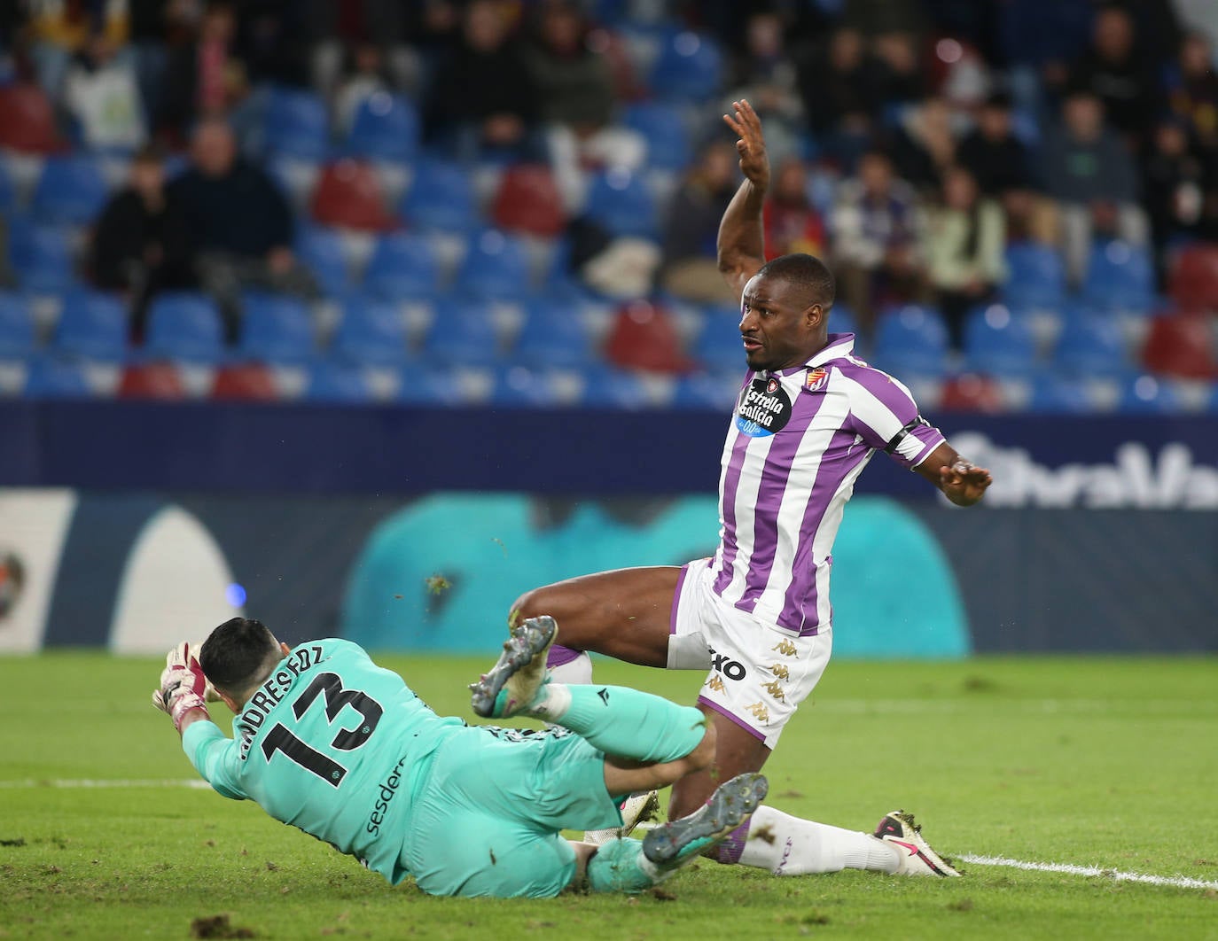 El partido entre el Levante y el Real Valladolid, en imágenes