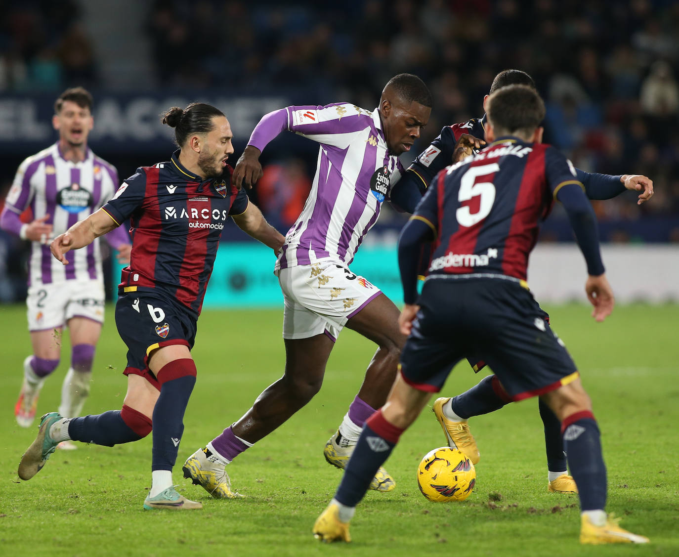 El partido entre el Levante y el Real Valladolid, en imágenes