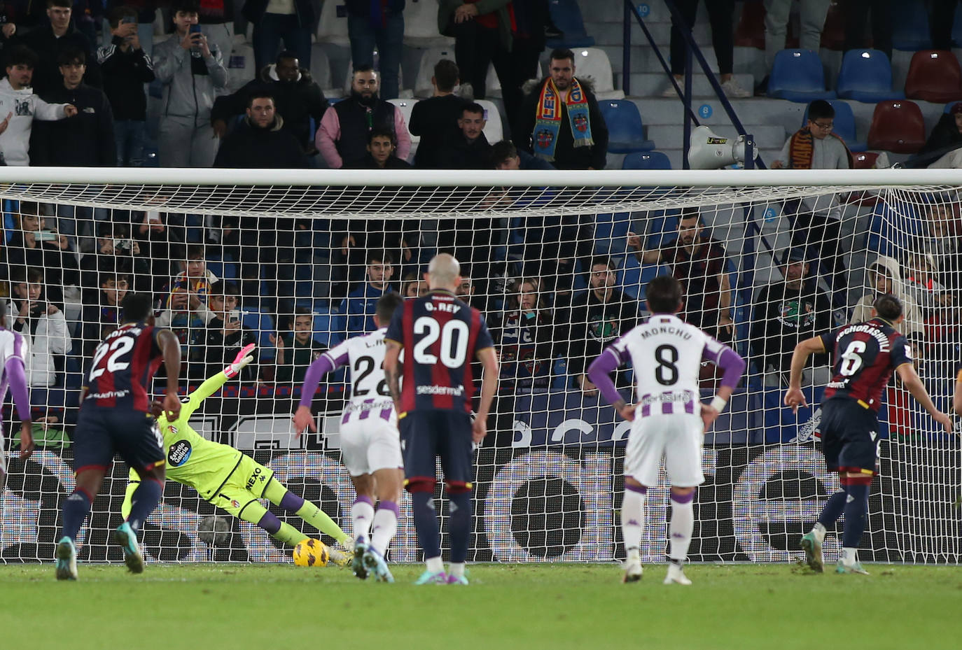 El partido entre el Levante y el Real Valladolid, en imágenes