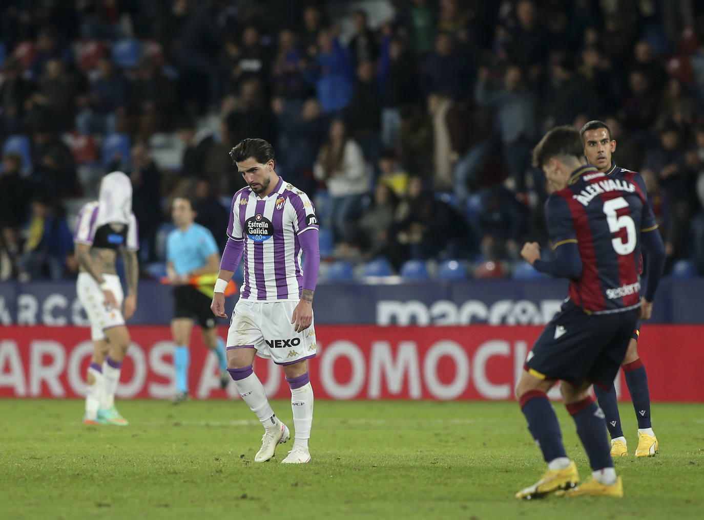 El partido entre el Levante y el Real Valladolid, en imágenes