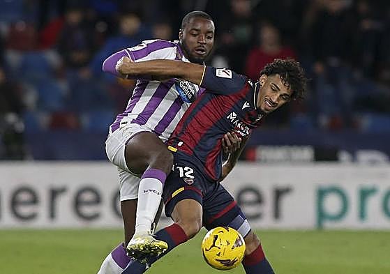 Boyomo presiona a Fabricio.