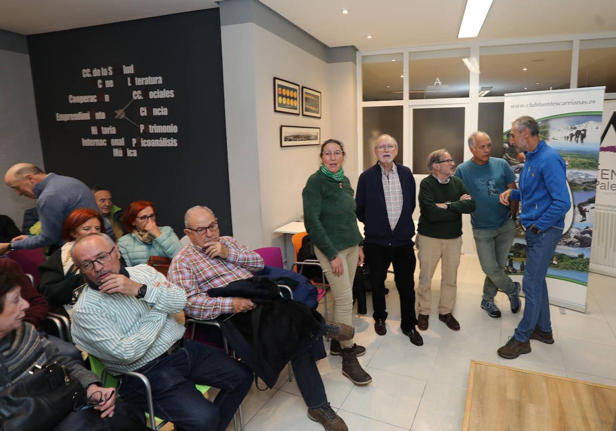Coloquio en el Ateneo. Los cinco presidentes del club, a la derecha de pie antes de que comenzase la jornada.