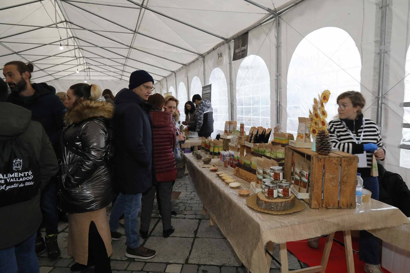 La III Feria de la Trufa de Cogeces del Monte, en imágenes