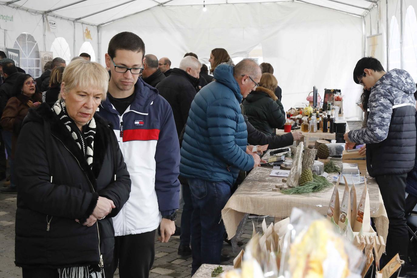 La III Feria de la Trufa de Cogeces del Monte, en imágenes