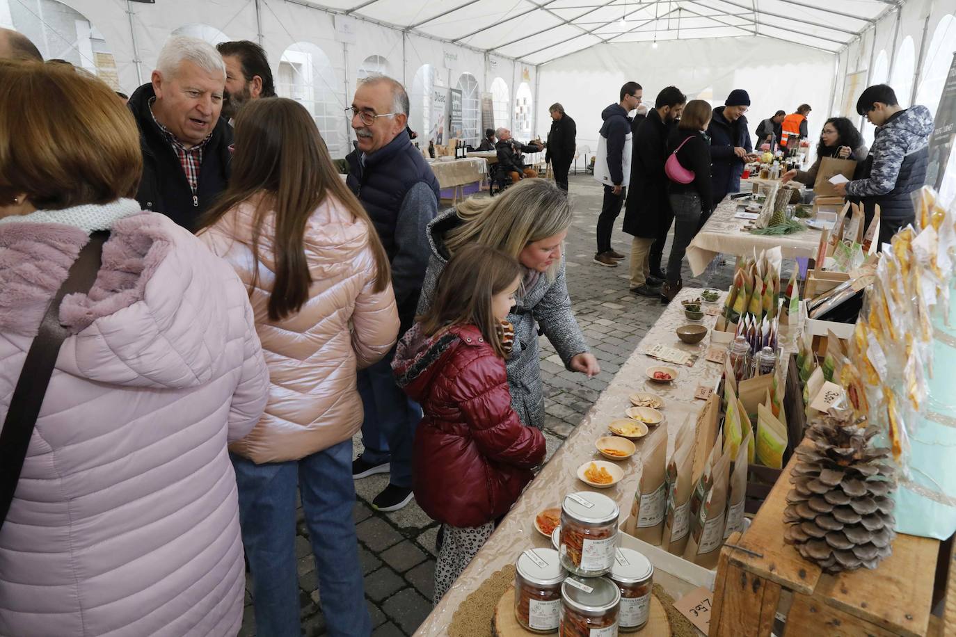 La III Feria de la Trufa de Cogeces del Monte, en imágenes