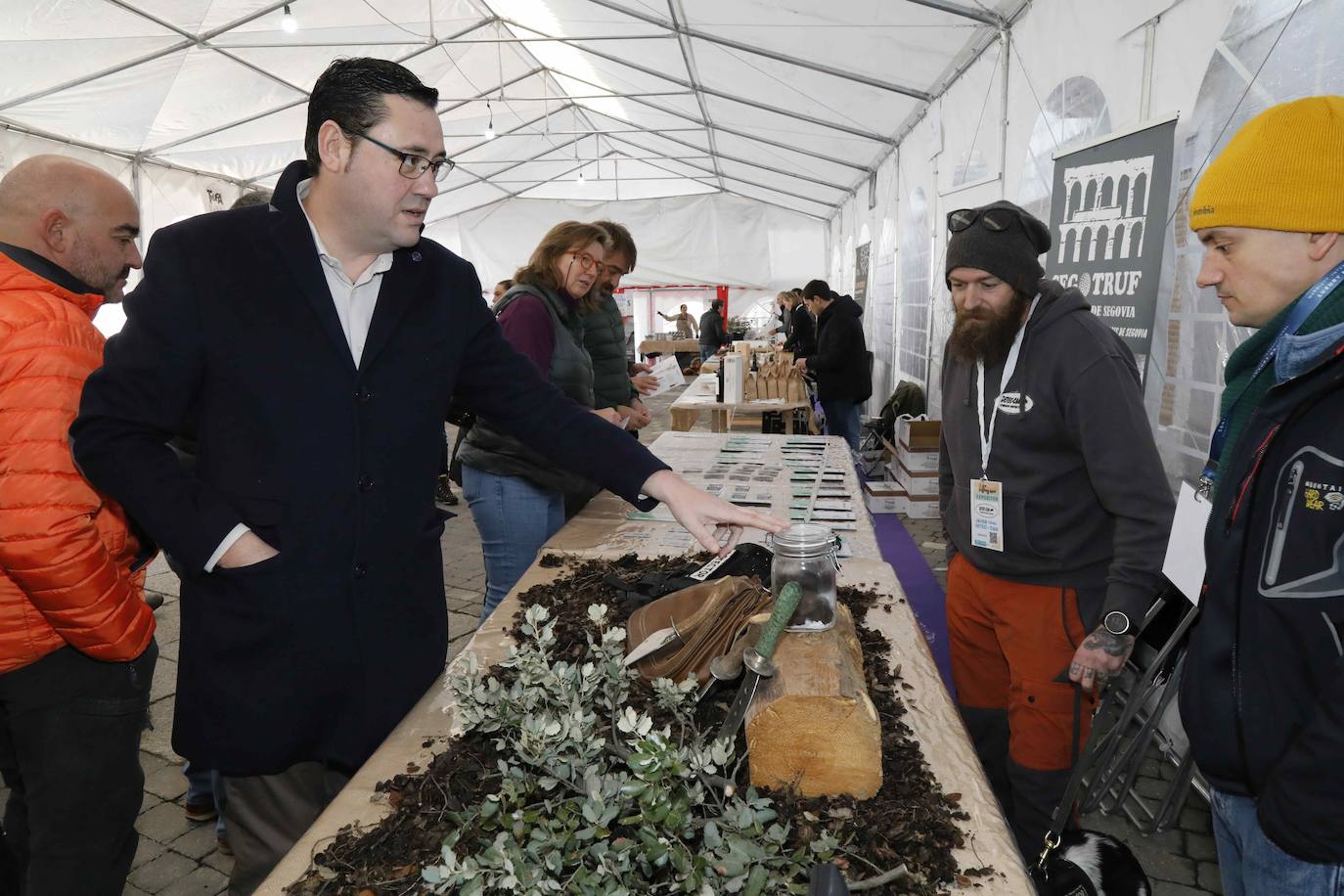 La III Feria de la Trufa de Cogeces del Monte, en imágenes