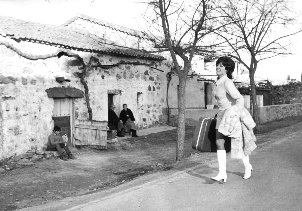 Concha Velasco en el rodaje en Pedrezuela (Madrid) de 'Préstame 15 días' en 1971.