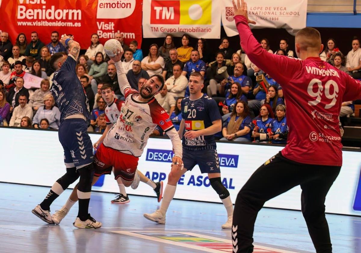 Gonzalo Carró lanza a portería durante el partido disputado ayer en Benidorm.