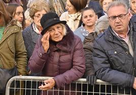 Chelo Bercianos llora en la entrada de la Catedral de Valladolid.