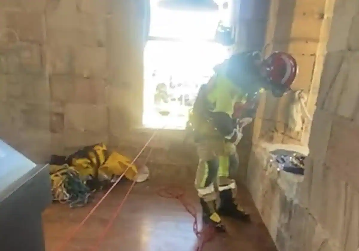 Rescatado por el vano de un campanario tras sufrir un infarto subiendo la escalera