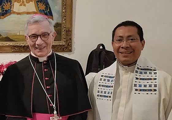 El obispo de Segovia, César Franco, junto al sacerdote de la comarca de Riaza, Edilberto Leonardo López.