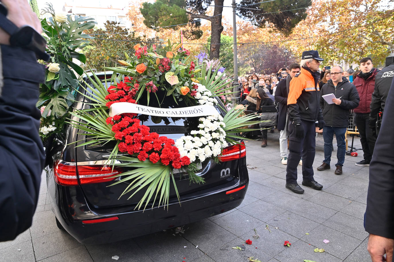 El coche fúnebre, a su llegada a la entrada de la Catedral.