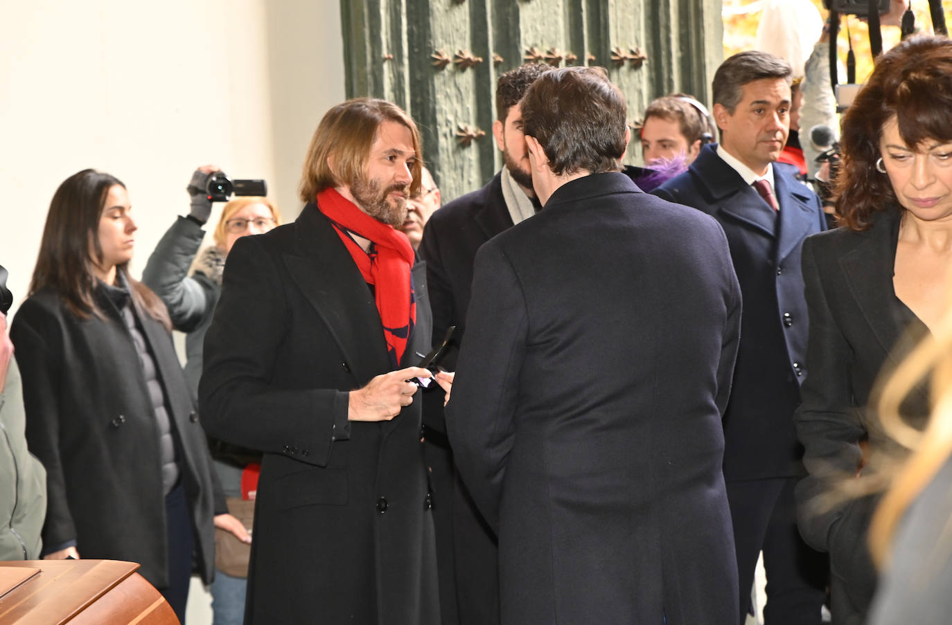 El presidente de la Junta de Castilla y León, Alfonso Fernández Mañueco -de espaldas-, habla con los hijos de Concha Velasco, Manuel Velasco y Paco Marsó.