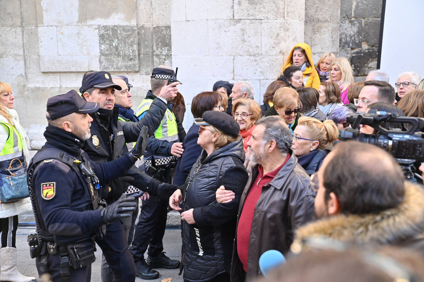 Agentes de policía intentan poner orden en los alrededores de la Catedral ante la gran afluencia de público.