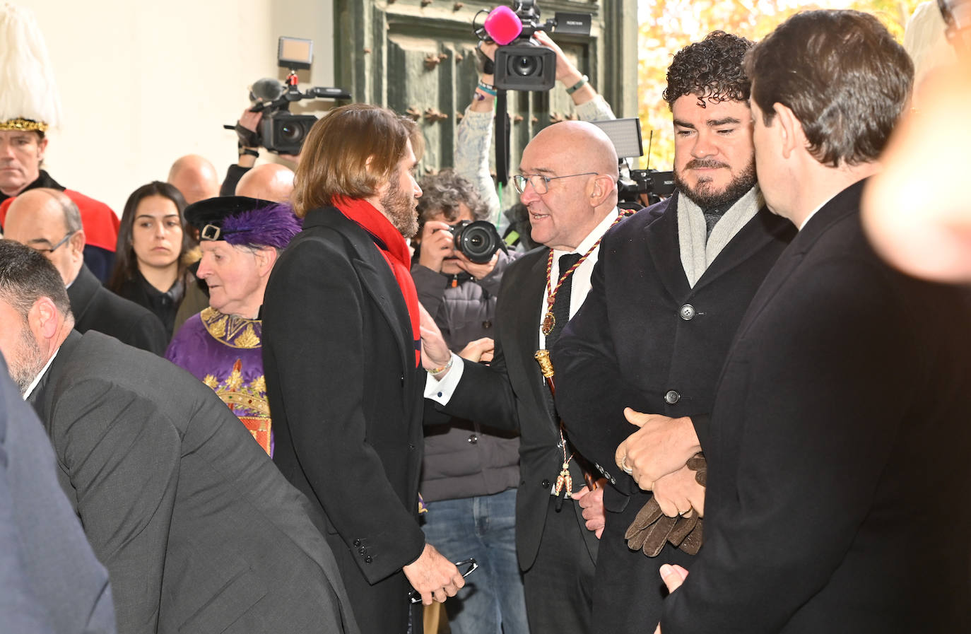 Manuel Velasco se saluda con Jesús Julio Carnero, alcalde de Valladolid, mientras Paco Marsó se encuentra junto a Alfonso Fernández Mañueco, presidente de la Junta de Castilla y León.