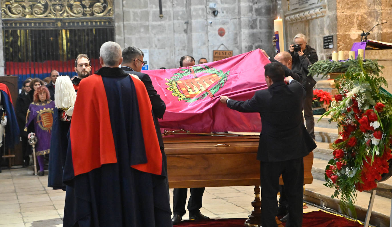 El féretro de Concha Velasco, en el momento de ser cubierto con la bandera de la ciudad de Valladolid.