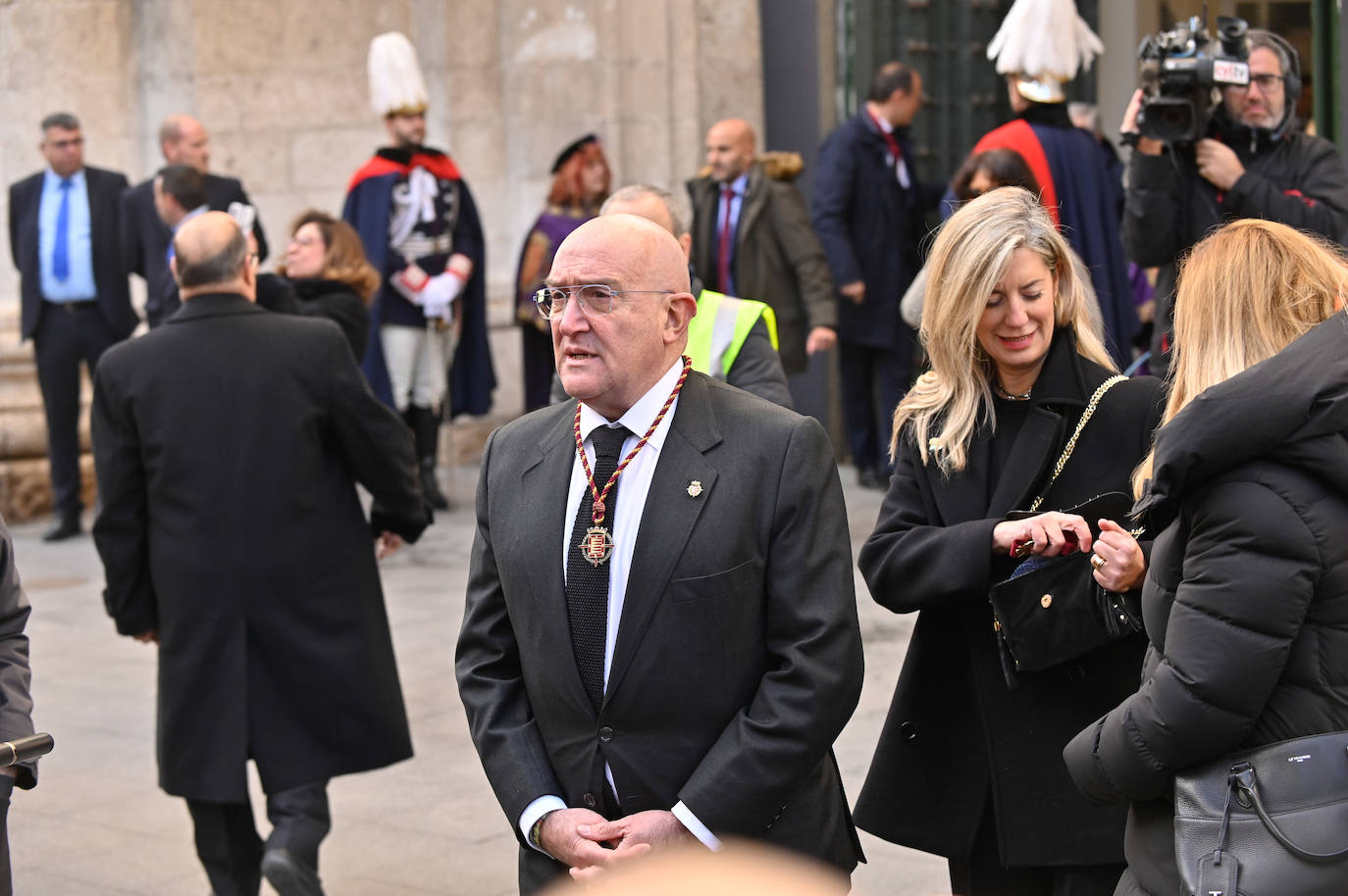 El alcalde de Valladolid, Jesús Julio Carnero; tras él, la concejala de Educación y Cultura, Irene Carvajal.