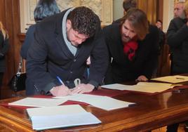 El hermano de Concha Velasco, Manuel, y sus hijos, Paco y Manuel, firman en el libro de condolencias.