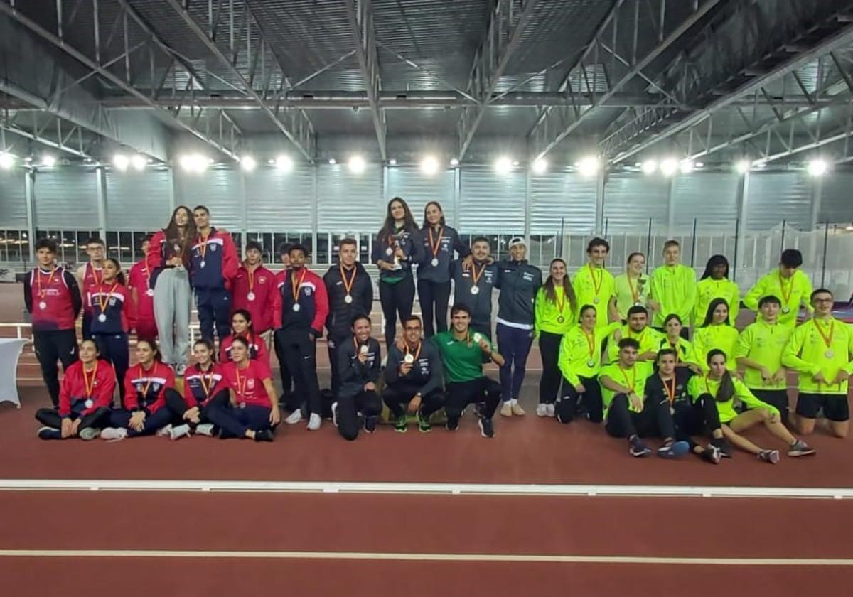 Podio absoluto con los campeones del Autonómico de pista cubierta.