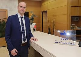 Raúl Pastor, en la recepción de su hotel, el Rey Sancho.