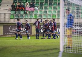 Celebración de uno de los goles de la Segoviana.