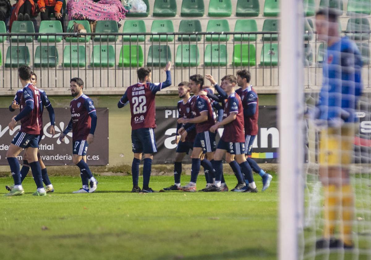 Celebración de uno de los goles de la Segoviana.