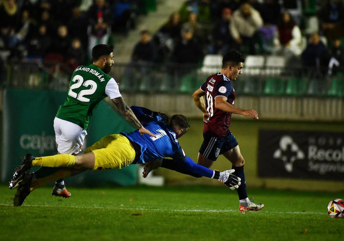 Merencio se marcha del portero para hacer el tercer gol de la Segoviana.