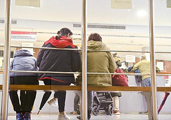 Ciudadanos esperan su turno en el Registro Civil de Valladolid.