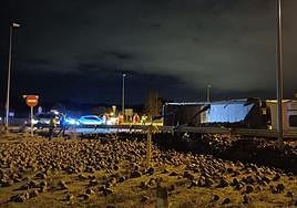 El camión volcado en la rotonda de Boecillo.