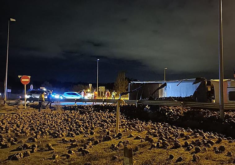 El camión volcado en la rotonda de Boecillo.
