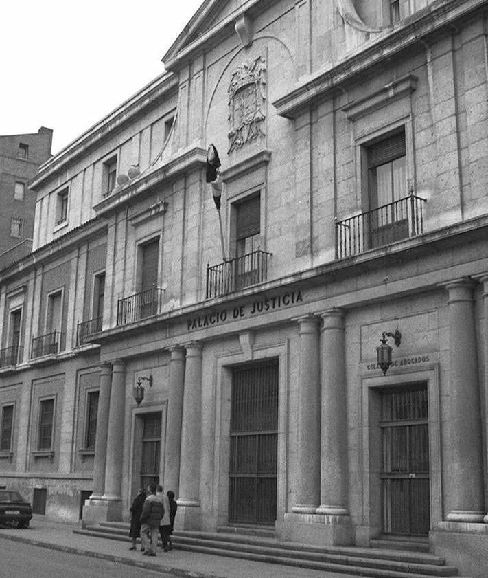 Imagen secundaria 2 - Interior y exterior del Palacio de Justicia de Valladolid en los años ochenta.