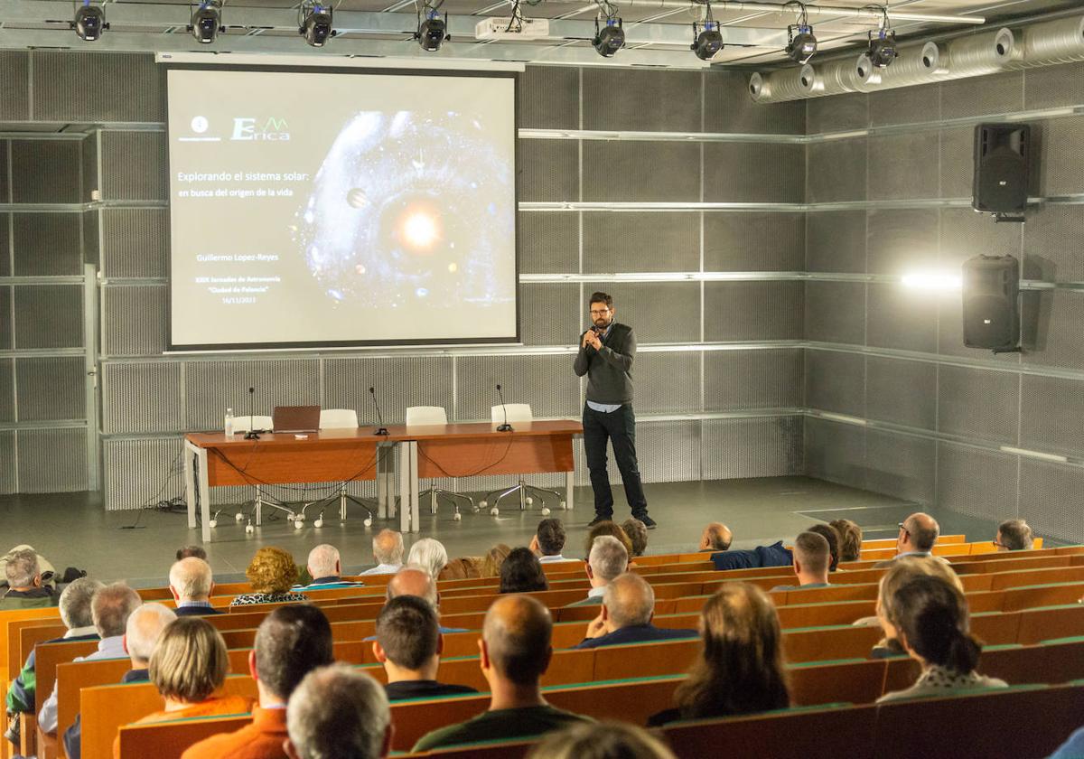 Guillermo López-Reyes imparte una de las conferencias sobre astronomía.