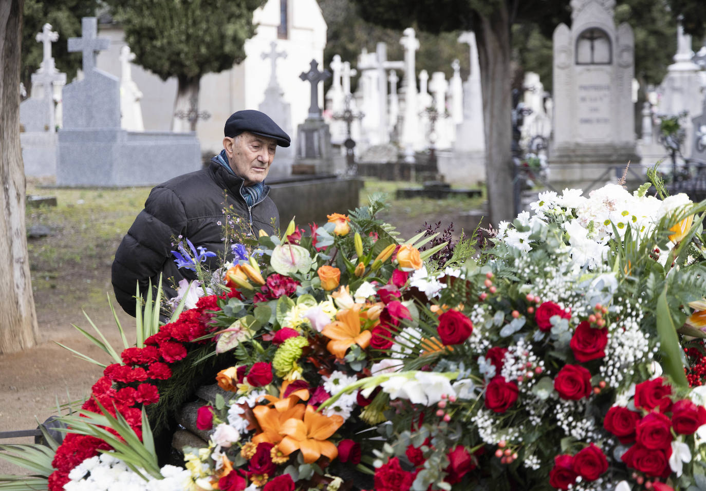 Decenas de personas acuden al cementerio del Carmen para visitar la sepultura de Concha Velasco